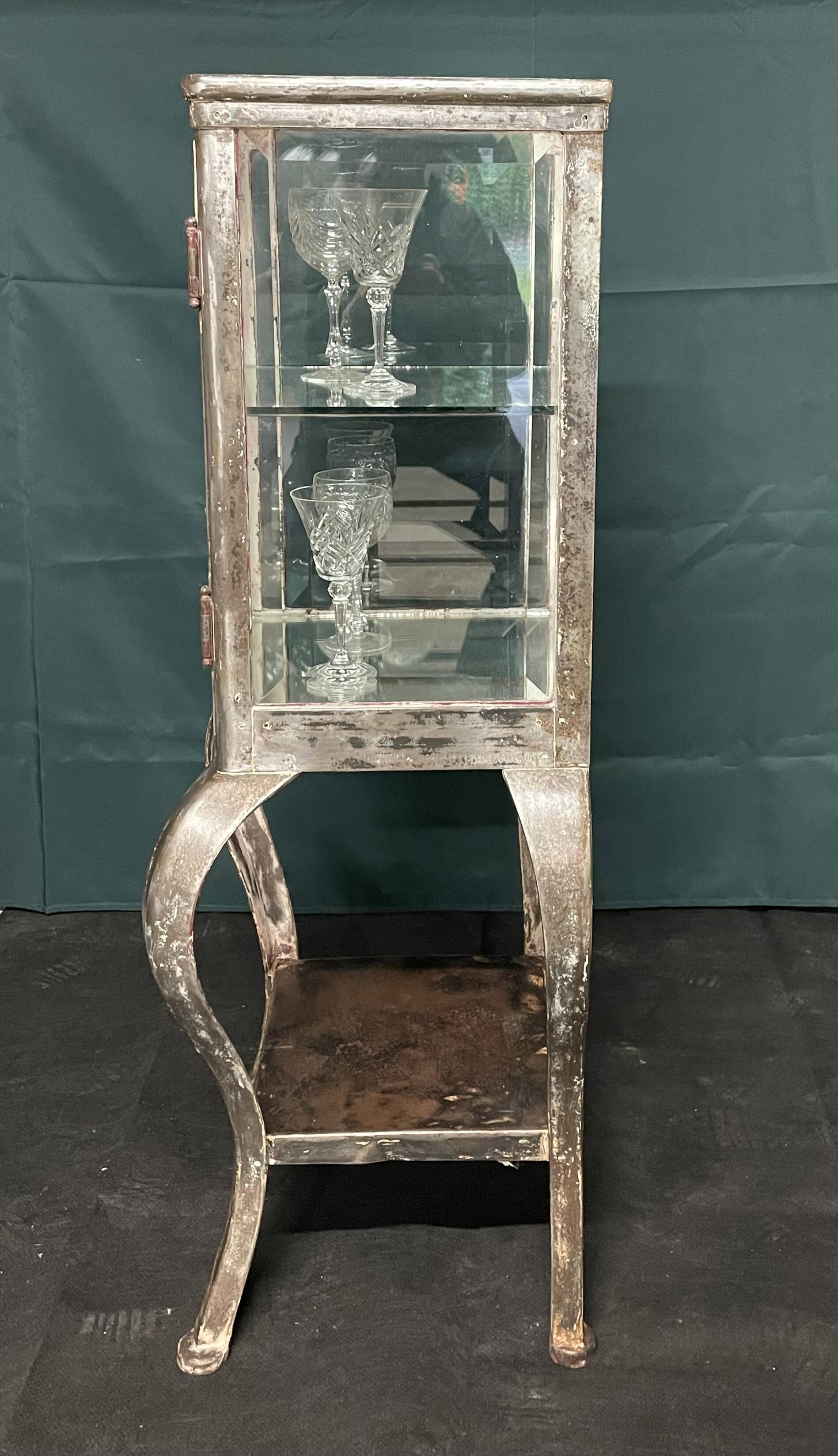 Display cabinet medical C.M. Sorensen Co New York in steel and glass from the beginning.