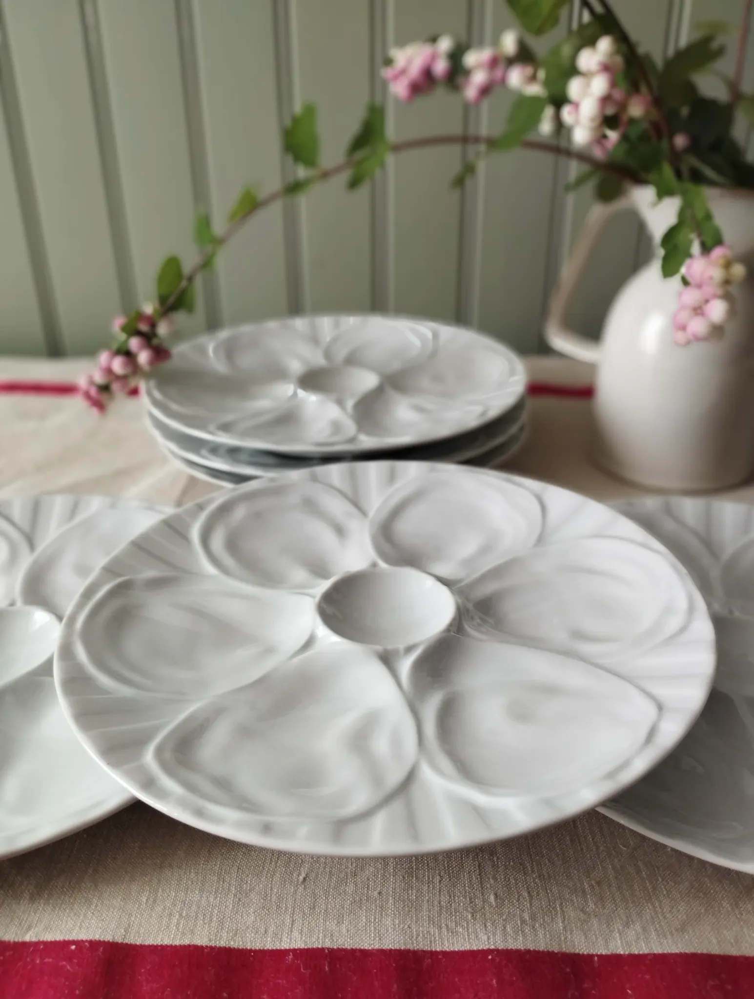 Set of 6 oyster plates in porcelain by Pillivuyt.
