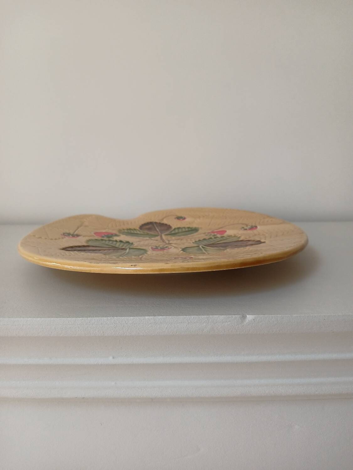 Strawberry pattern slip dish