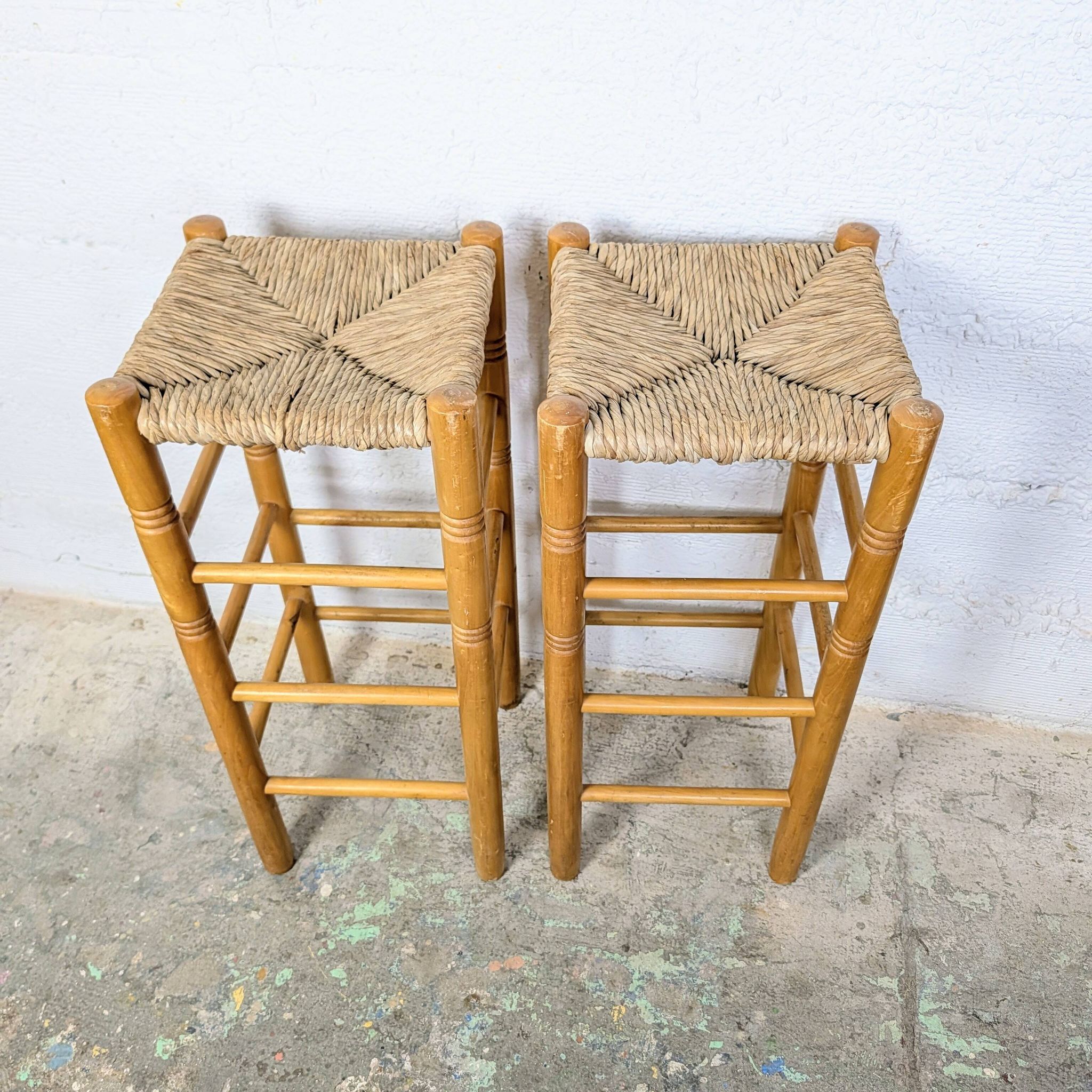 Paire de tabourets hauts en bois & paille
