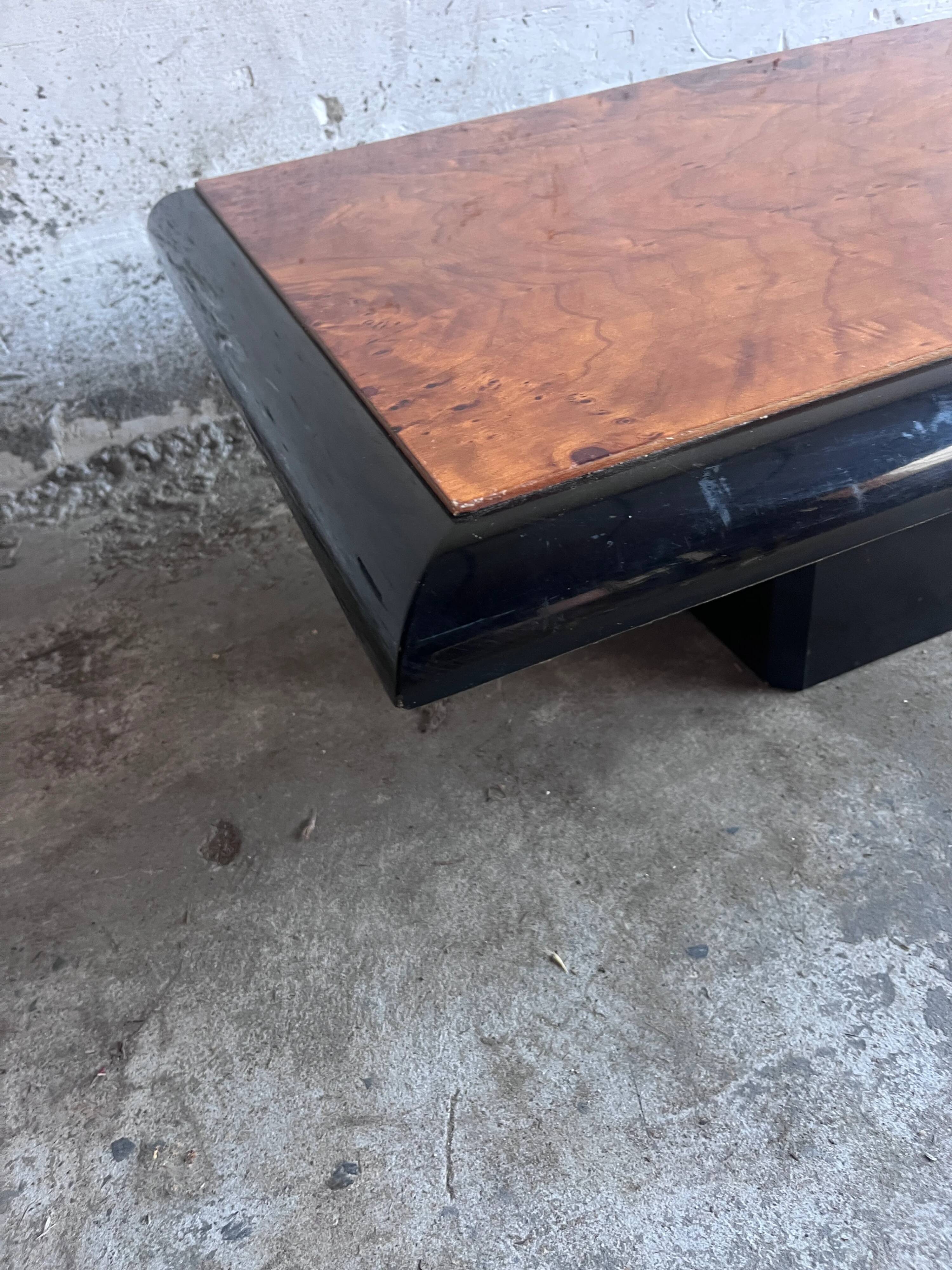 Vintage coffee table in wood burl on a black lacquered base.