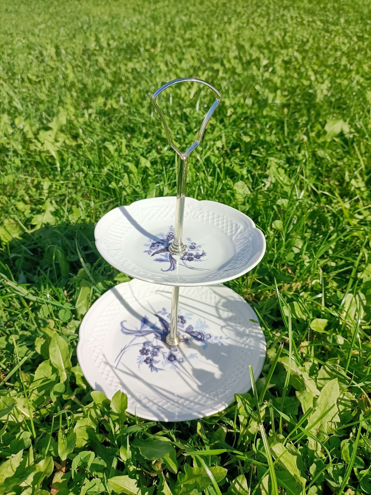 Berry cake stand