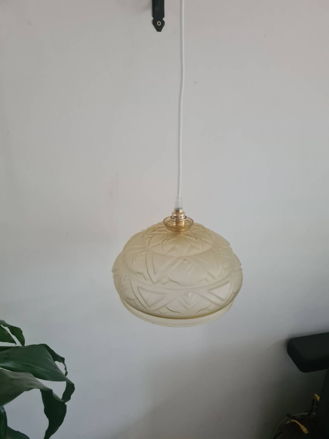 Light yellow Art Deco lampshade pendant light