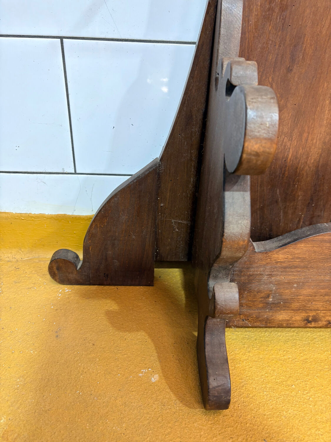 Grand porte-manteau Art Nouveau en bois sculpté – vers 1900