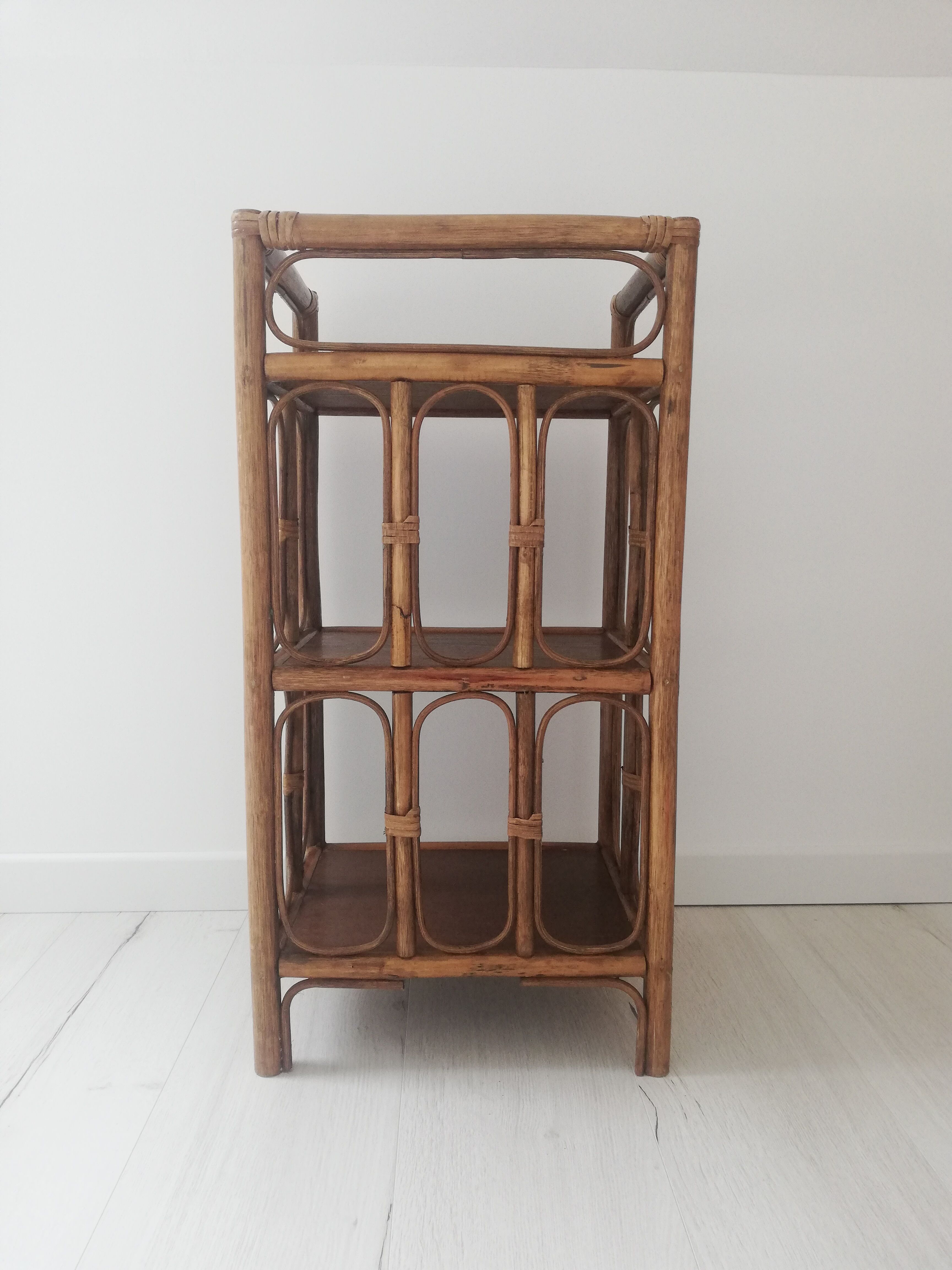 Etagère en rotin vintage