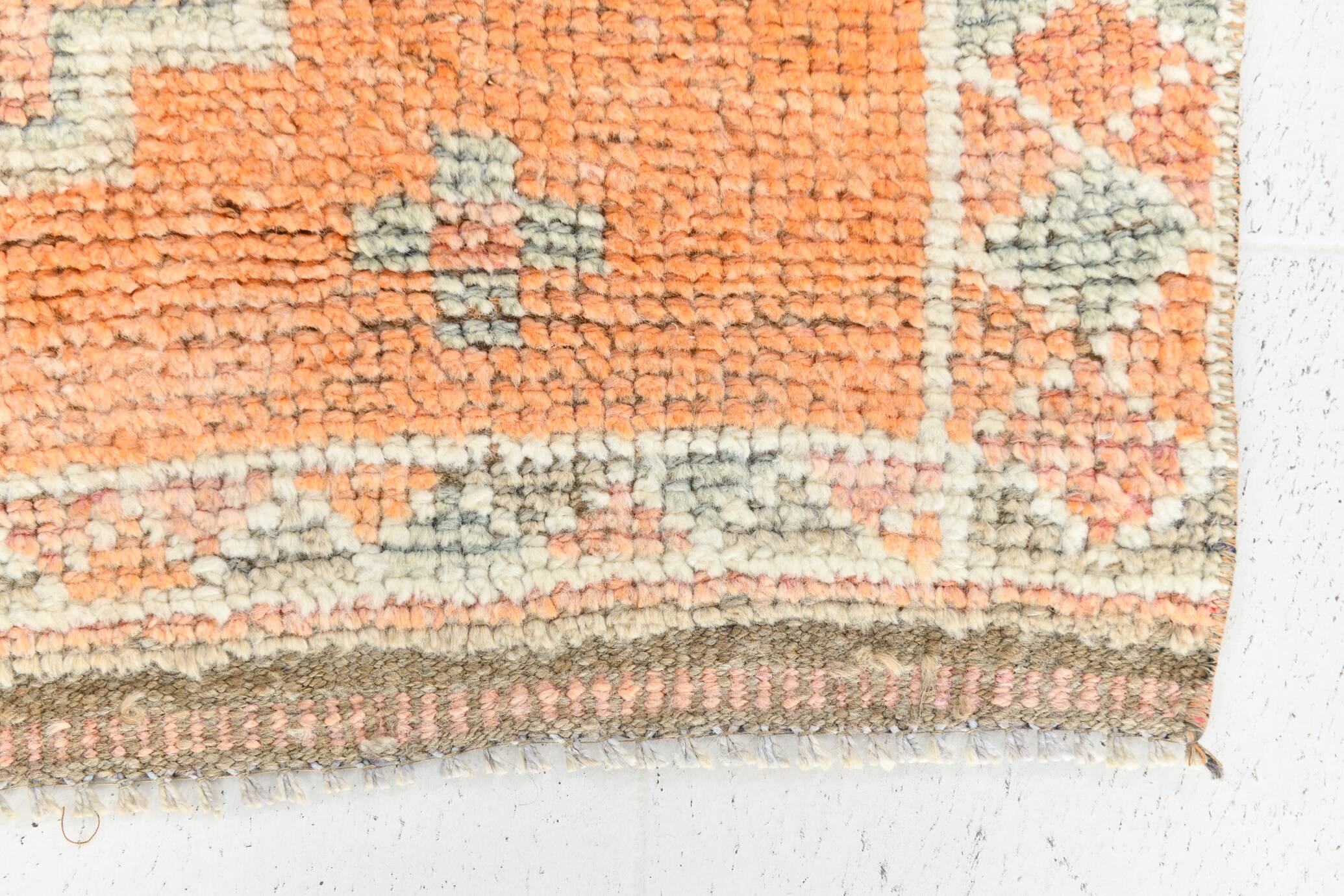 Tapis runner vintage anatolien, tons terre cuite, orange doux et gris clair