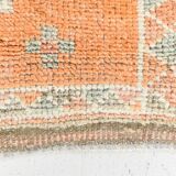 Tapis runner vintage anatolien, tons terre cuite, orange doux et gris clair