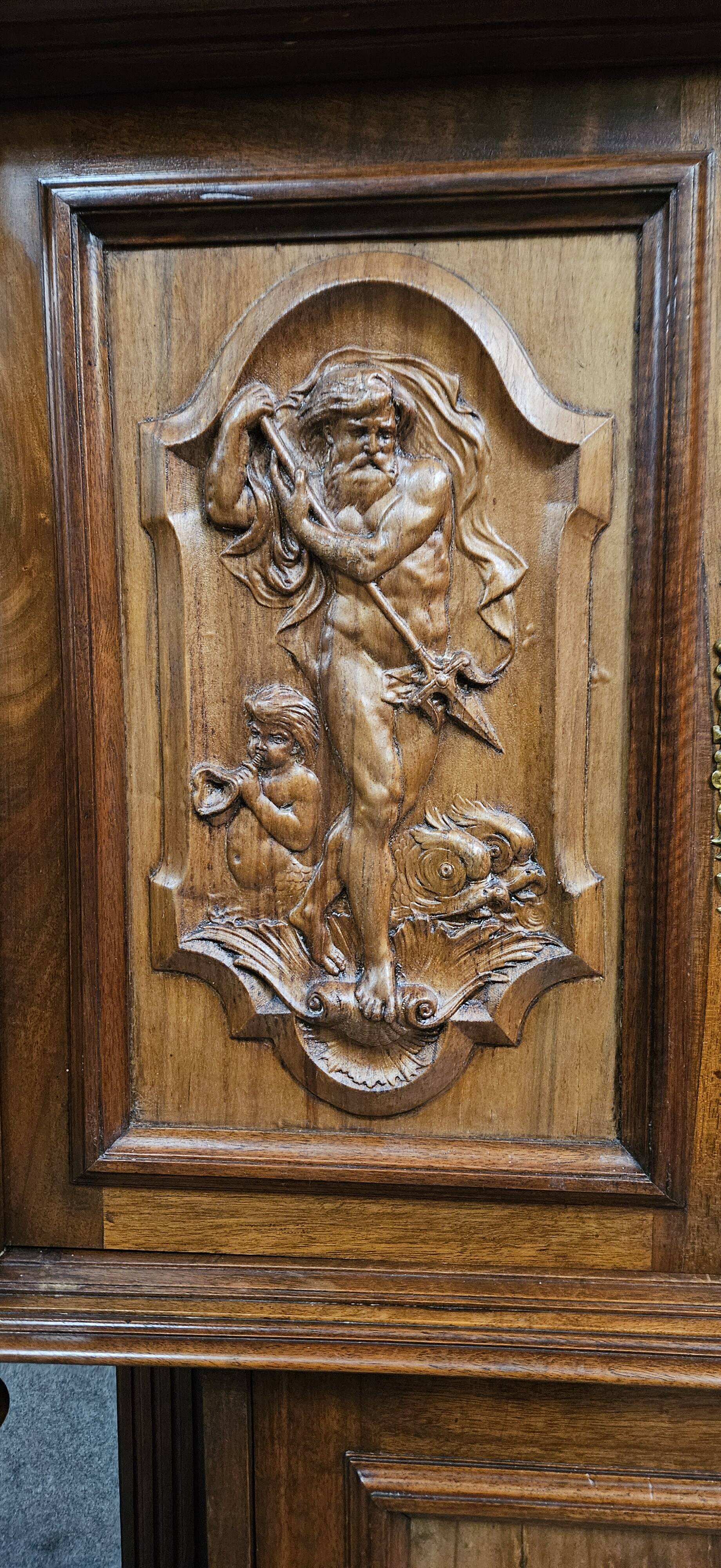 Cabinet sculpté en noyer avec panneaux en terre cuite – Style Renaissance