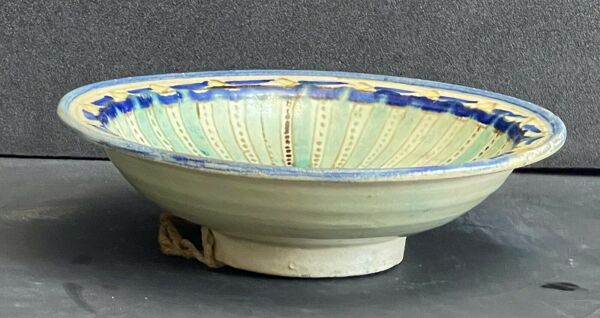 Plat Mokhfia Fès Maroc XVIIIe faïence polychrome à décor de mille pattes