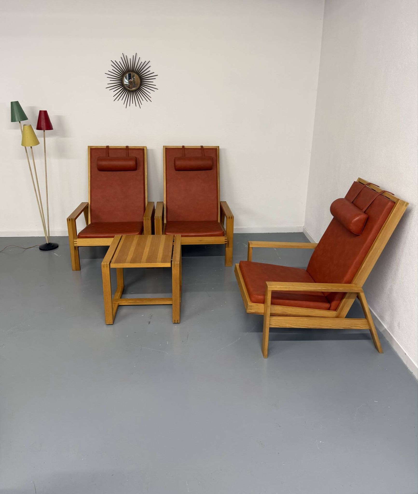 Scandinavian design lounge set in pine with 3 lounge chairs and a table from the 70s.