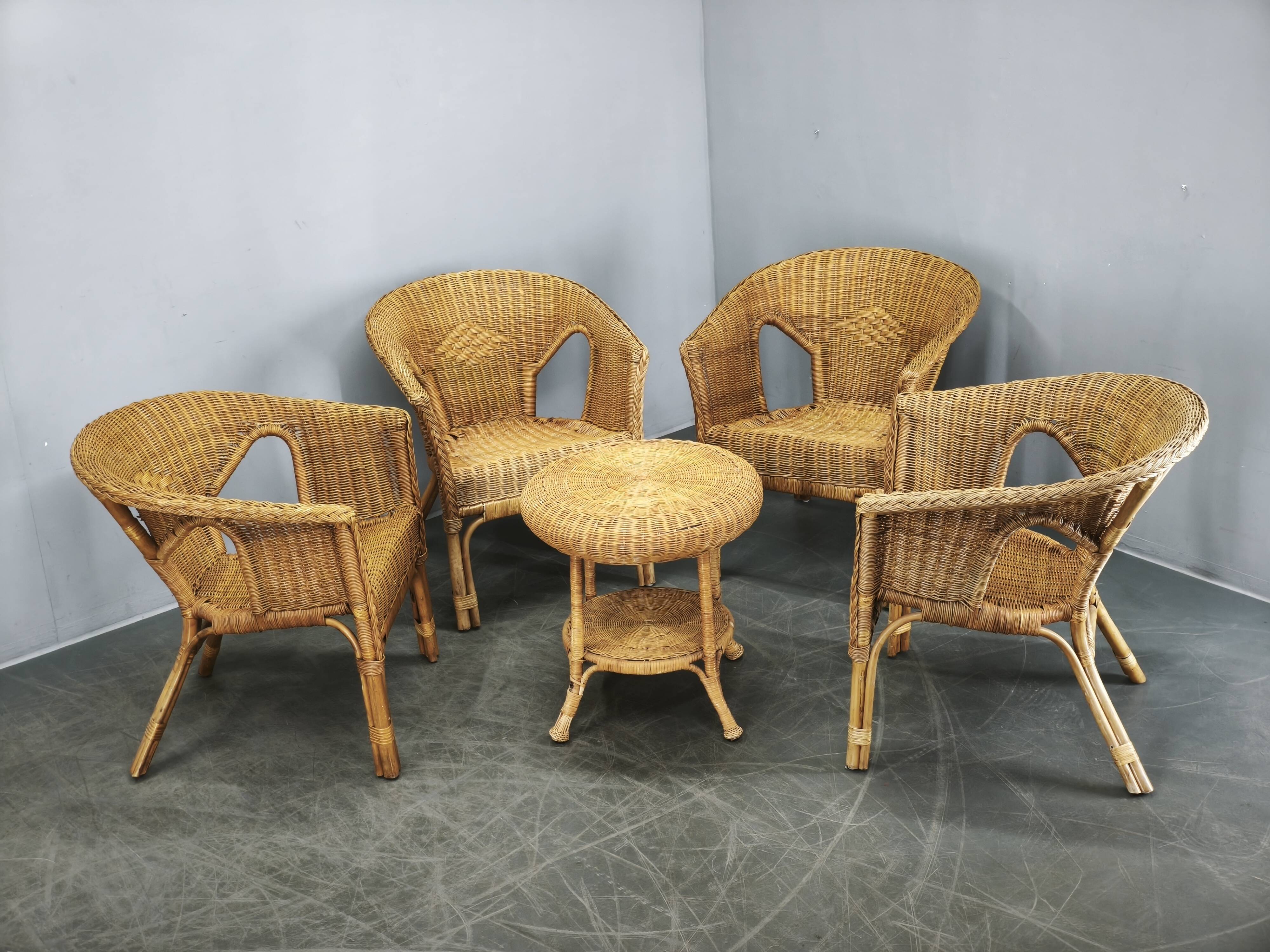 Ensemble de salon en rotin et osier italien des années 1950, quatre fauteuils et une table.