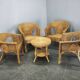 Ensemble de salon en rotin et osier italien des années 1950, quatre fauteuils et une table.