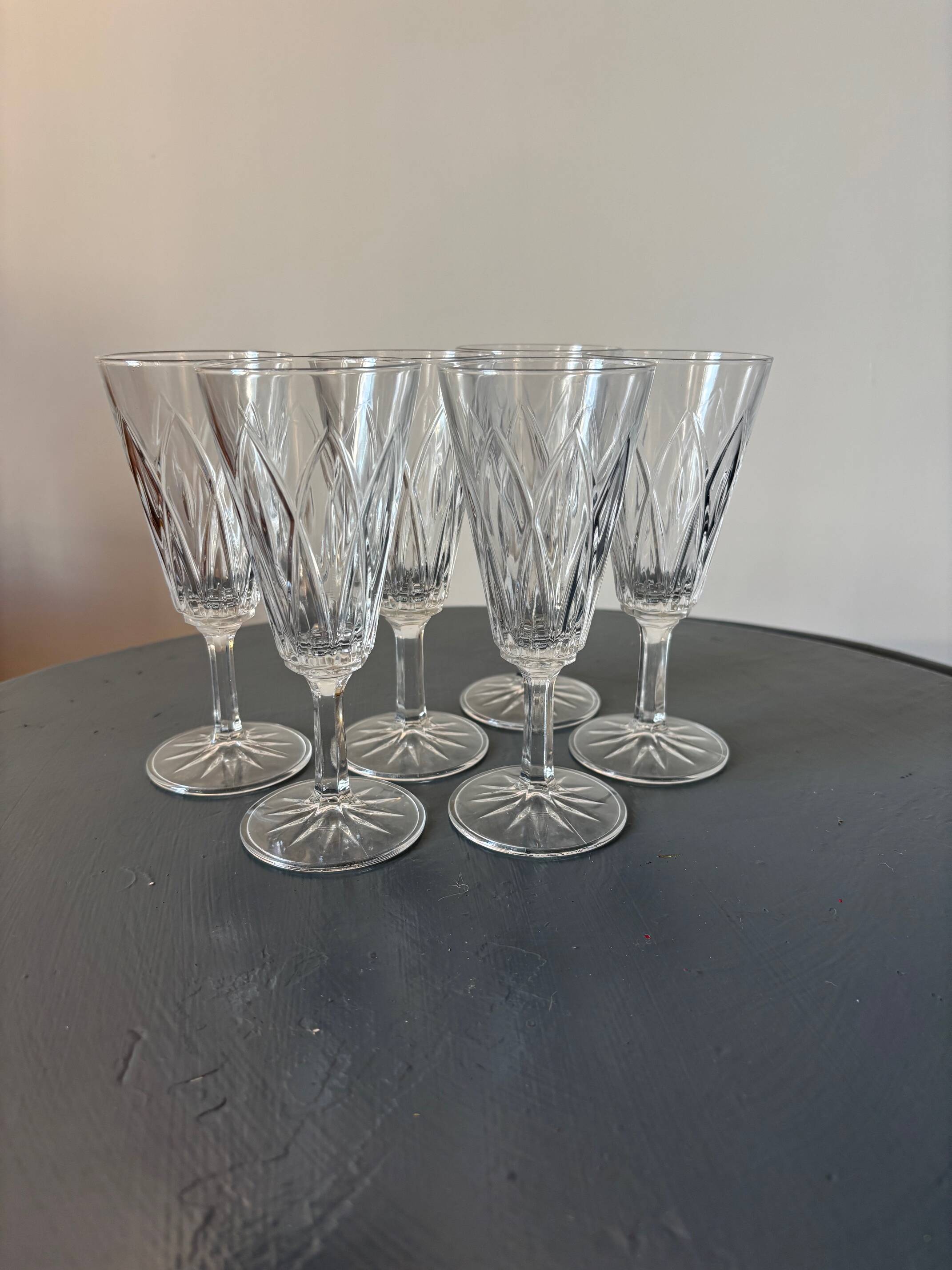 Relief glass flutes