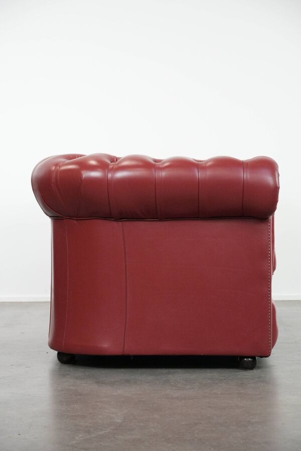 Canapé Chesterfield 2,5 places en cuir anglais de couleur rouge éclatante.