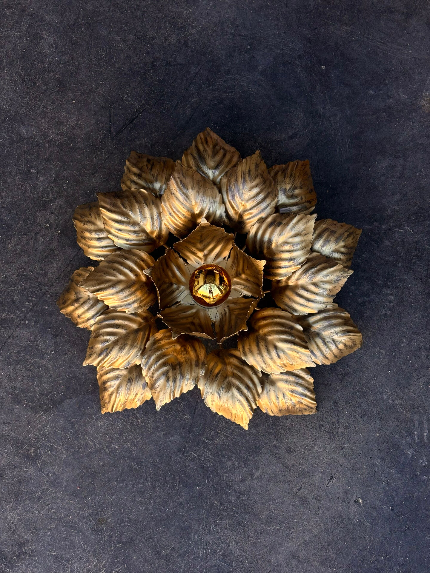 Large floral wall light Masca in gilded metal, Italy 1970