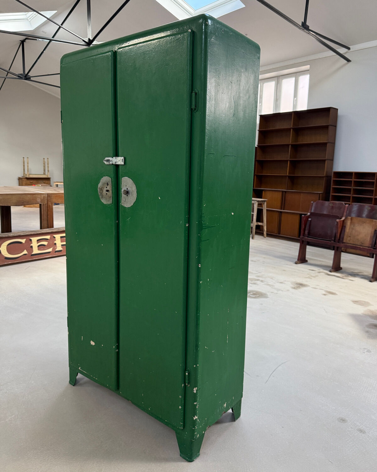Armoire vintage en métal vert