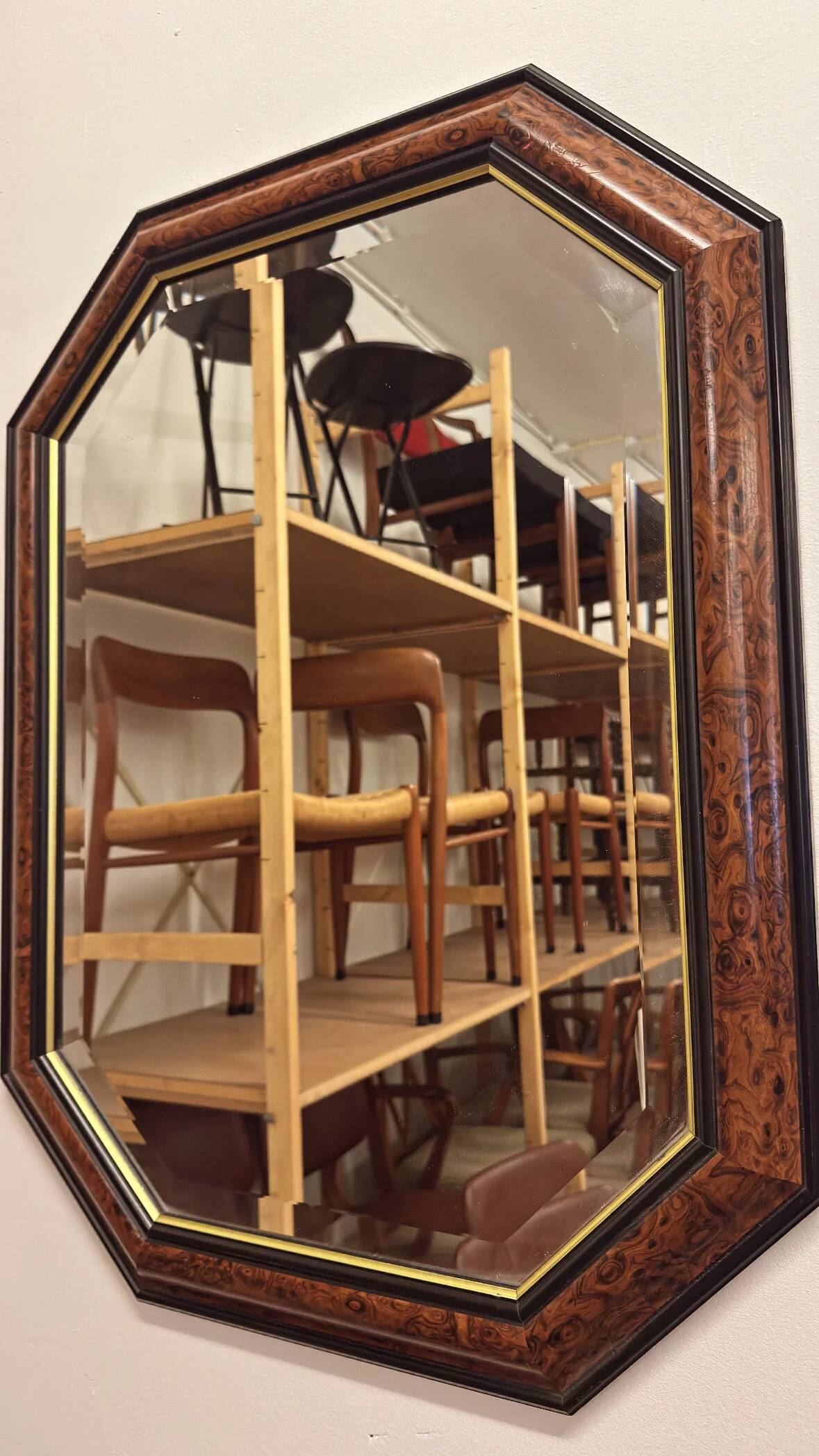 Miroir vintage hexagonal avec cadre en ronce de bois