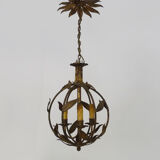 Lustre cage vintage en métal doré vieilli et feuillage, luminaire ancien, lustre à 3 feux. Année 60