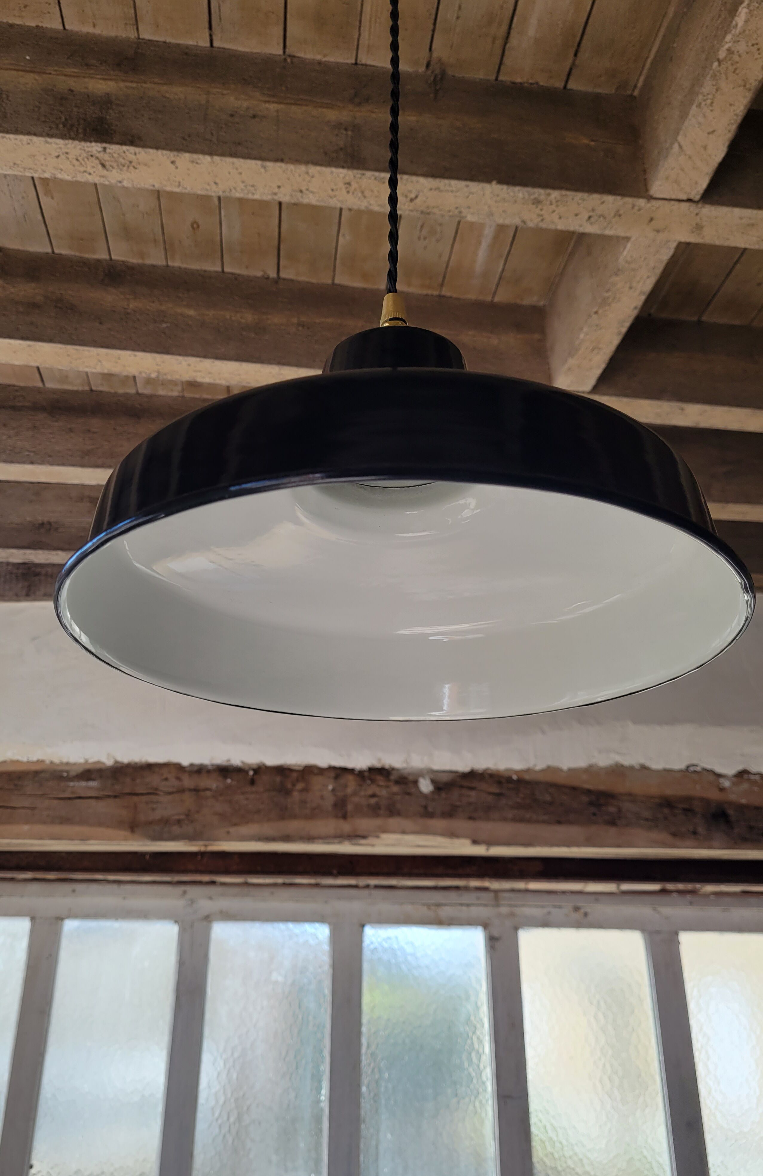 Trio of suspensions in enamelled sheet metal