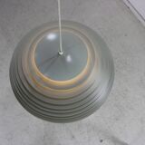 Luminaire suspendu au design danois par Jon Olafsson et Lutherson