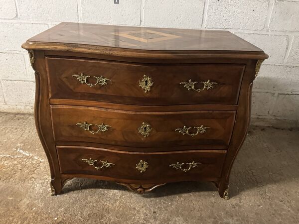 Ancienne et petite commode galbée dans le gout de Hache epoque XIX eme