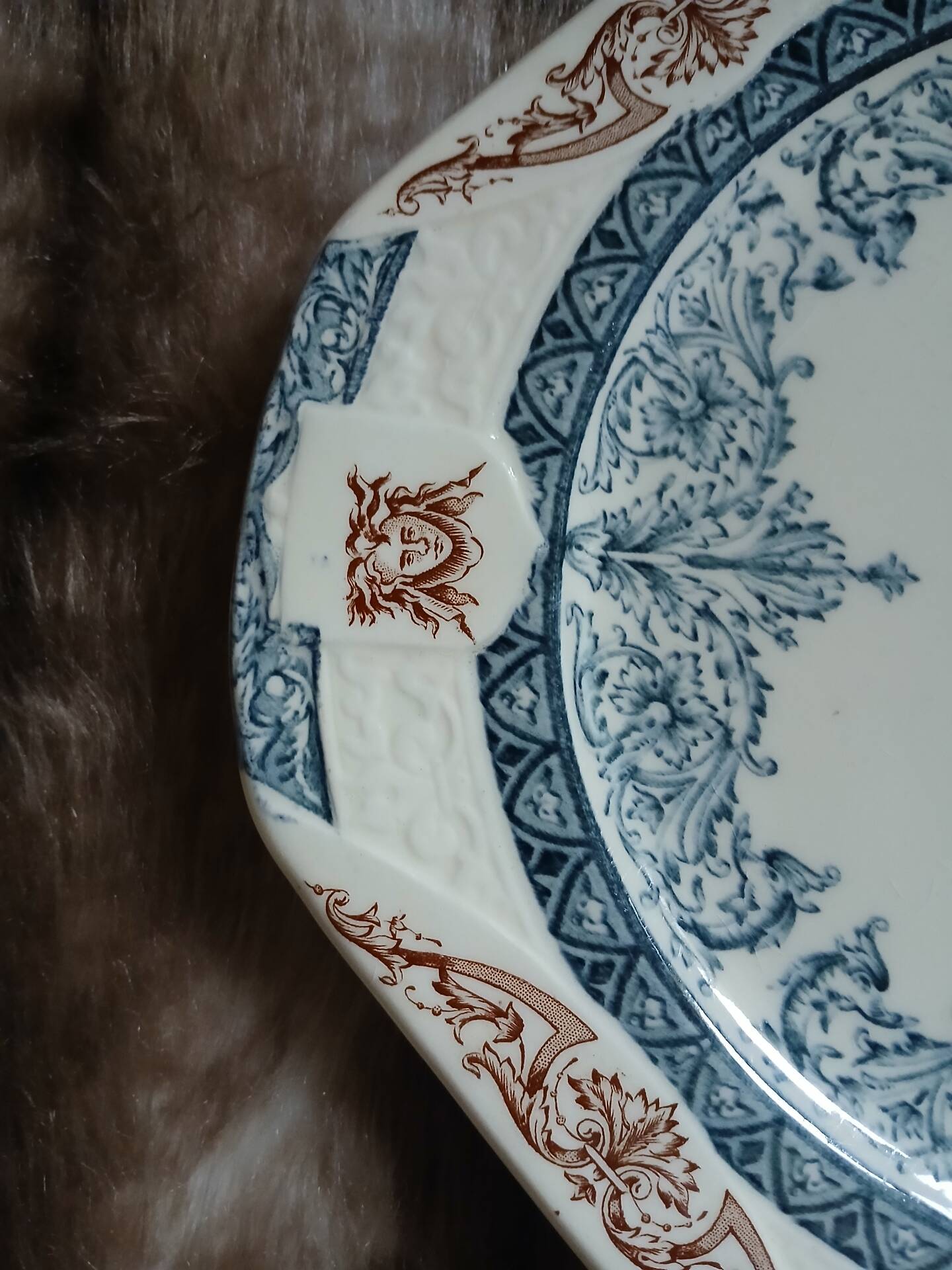 2 assiettes anciennes en Terre de fer Longchamp 