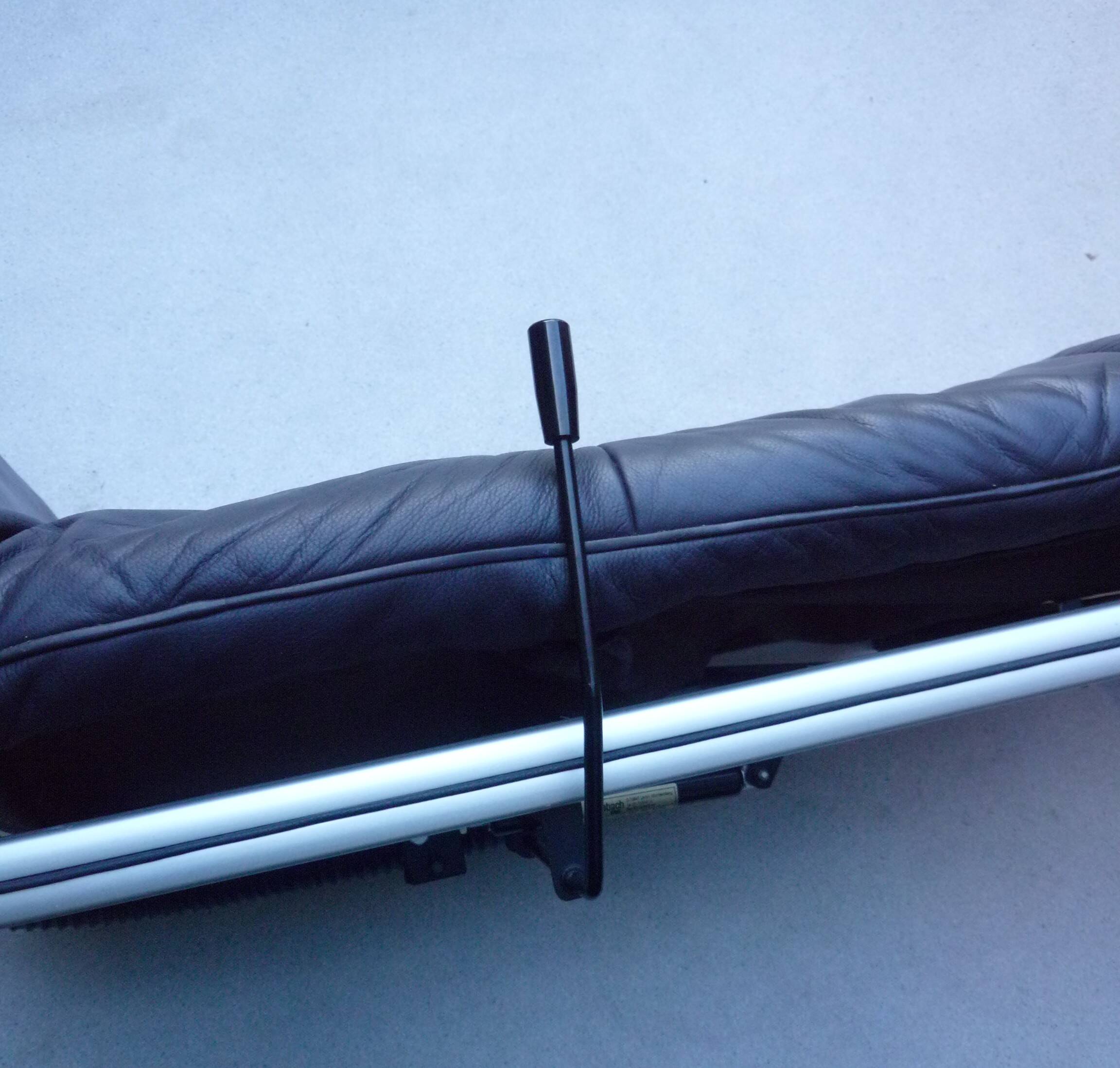 XDark brown leather chaise longue