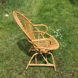 Fauteuil vintage en rotin de forme ovoïde.