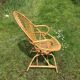 Fauteuil vintage en rotin de forme ovoïde.