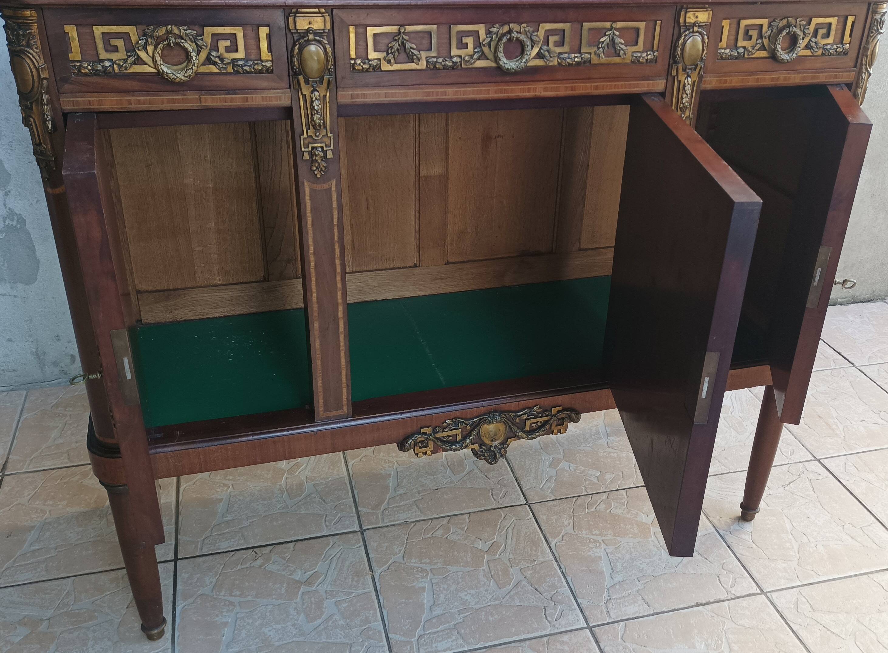 Buffet desserte Louis XVI en placage d'acajou et marqueterie de bois précie