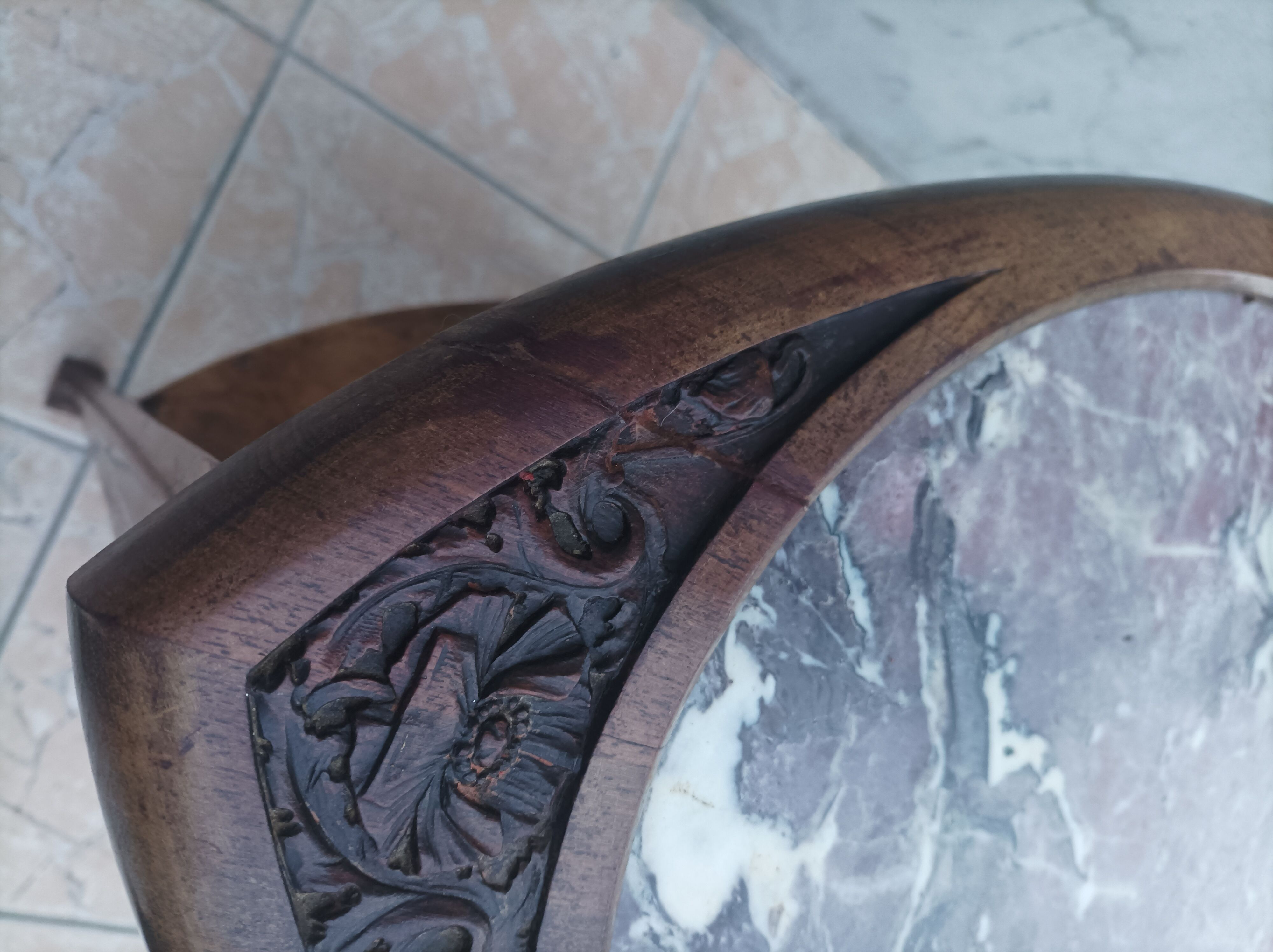 Table guéridon Art Nouveau en acajou et dessus en marbre