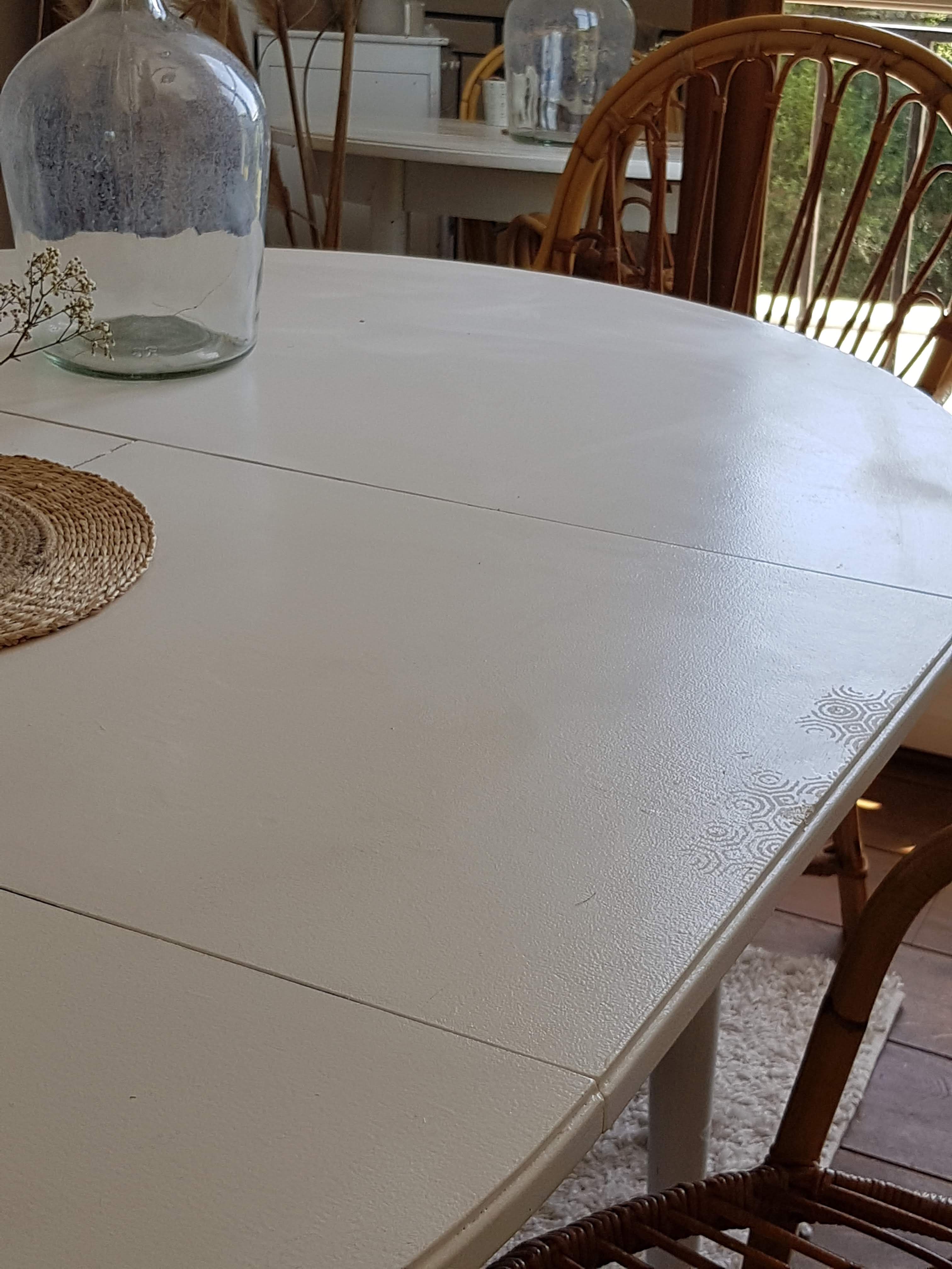 Scandinavian extendable table with butterfly extensions