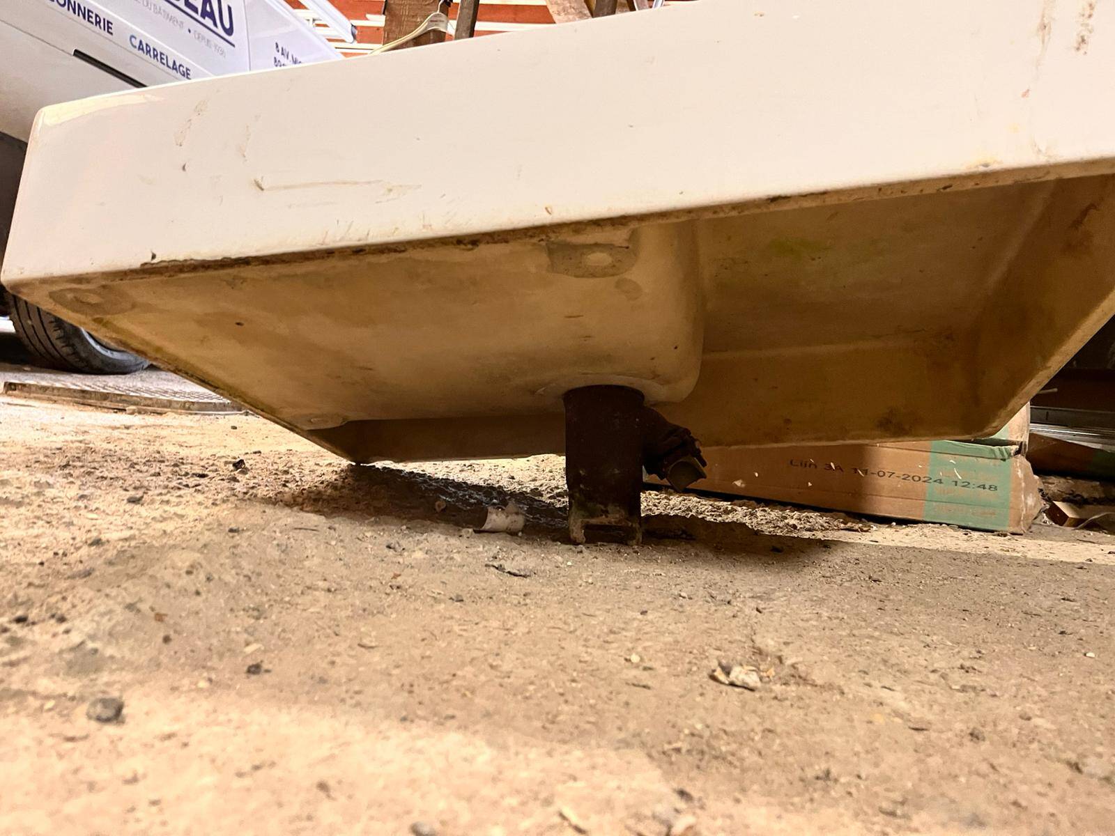 Ceramic sink with drainer