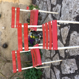 Série de trous chaises de bistrot en tôle