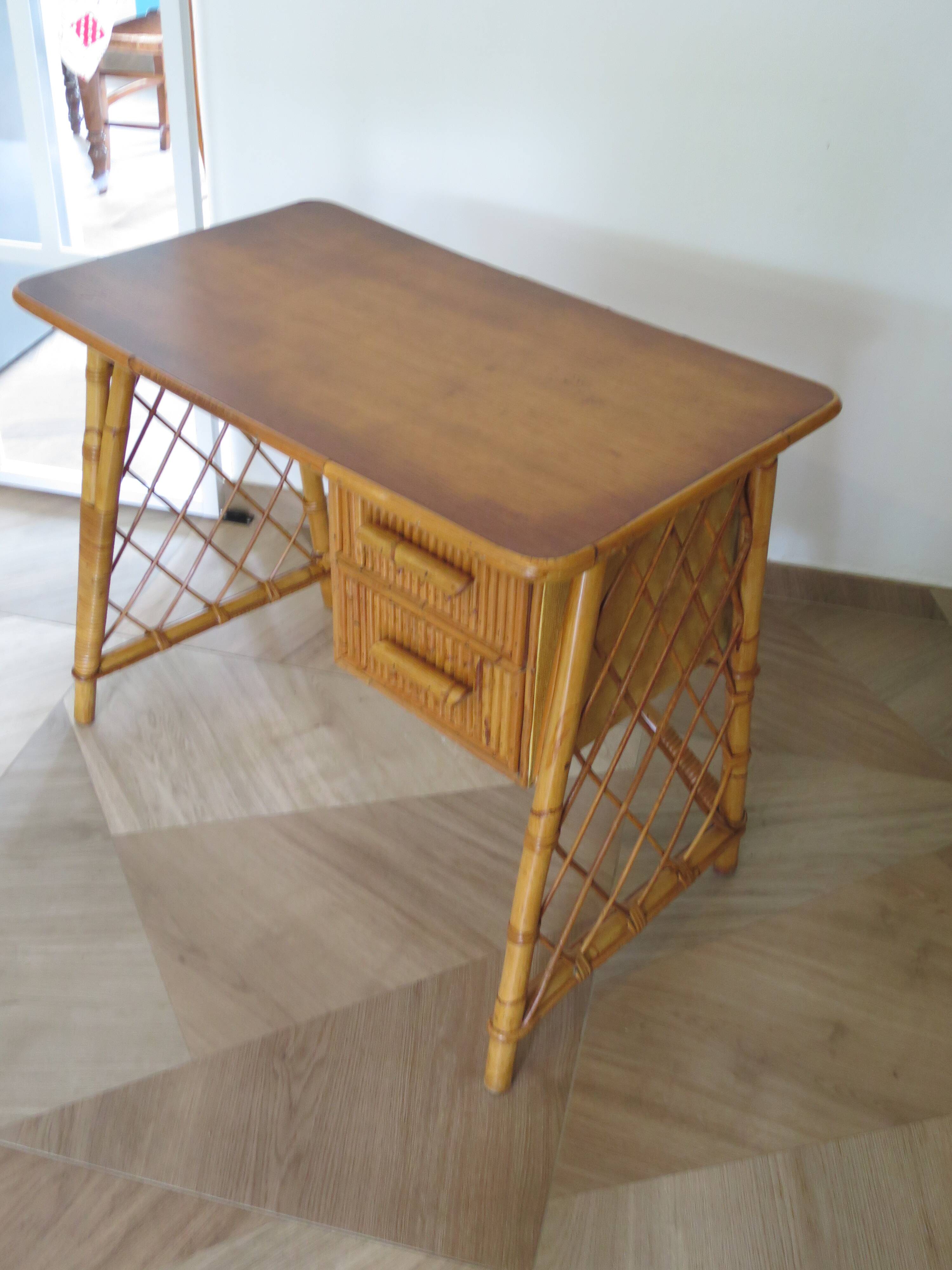 Vintage design - beautiful retro desk in bamboo wood and rattan - 2 drawers - 60s