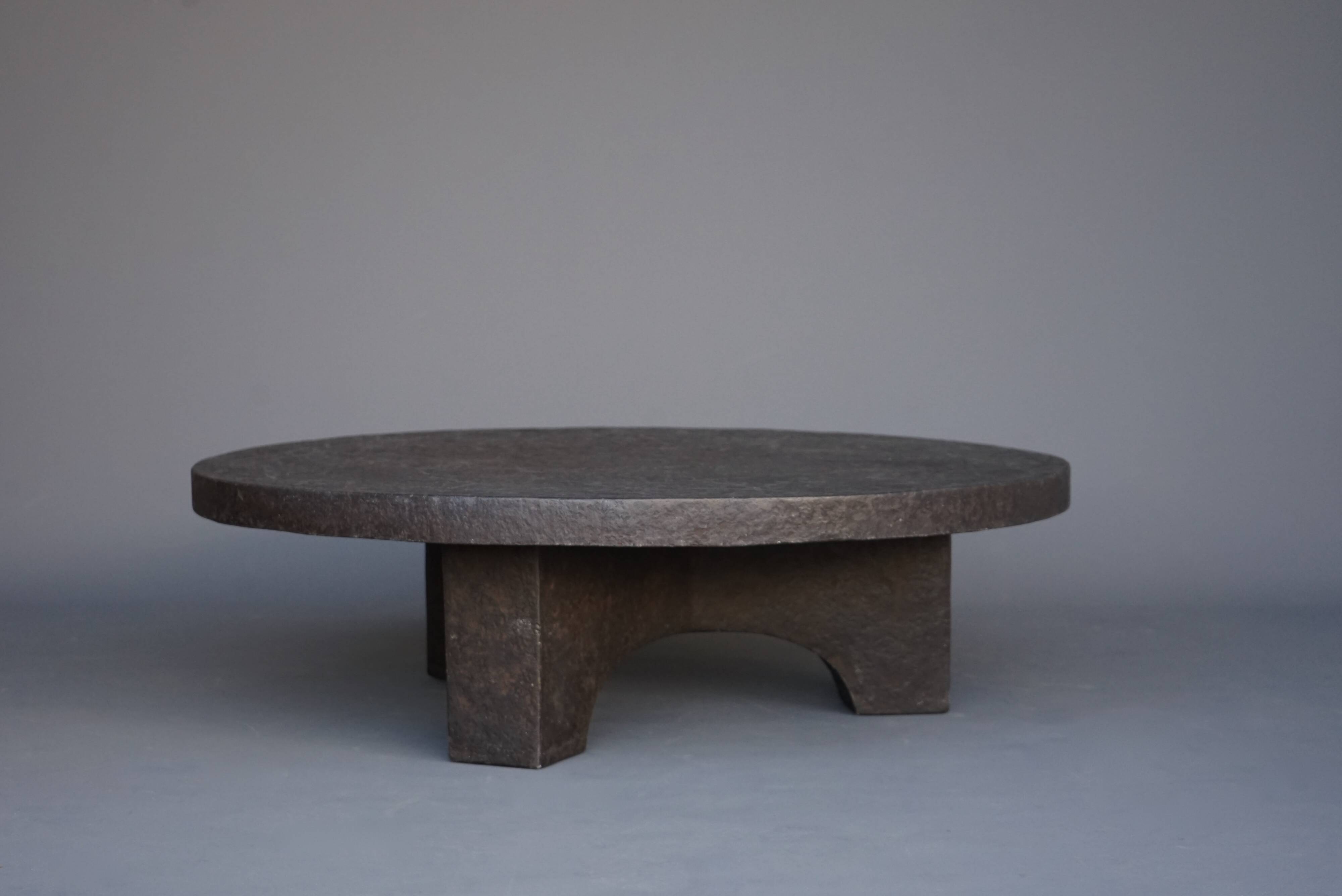 Table basse ronde brutaliste en résine, années 1970