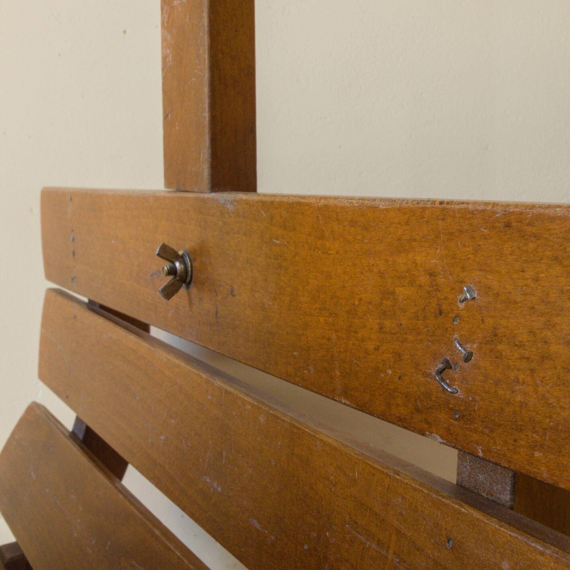 Porte-bûches vintage en bois à lattes courbes