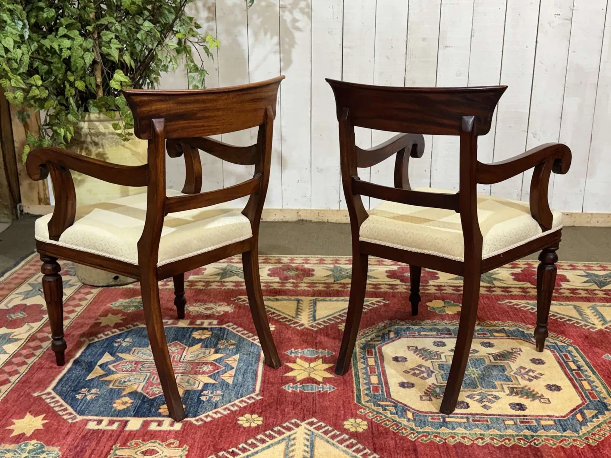 Set of 2 armchairs and 6 English mahogany chairs from the 1950s.
