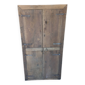 Ancienne armoire primitive