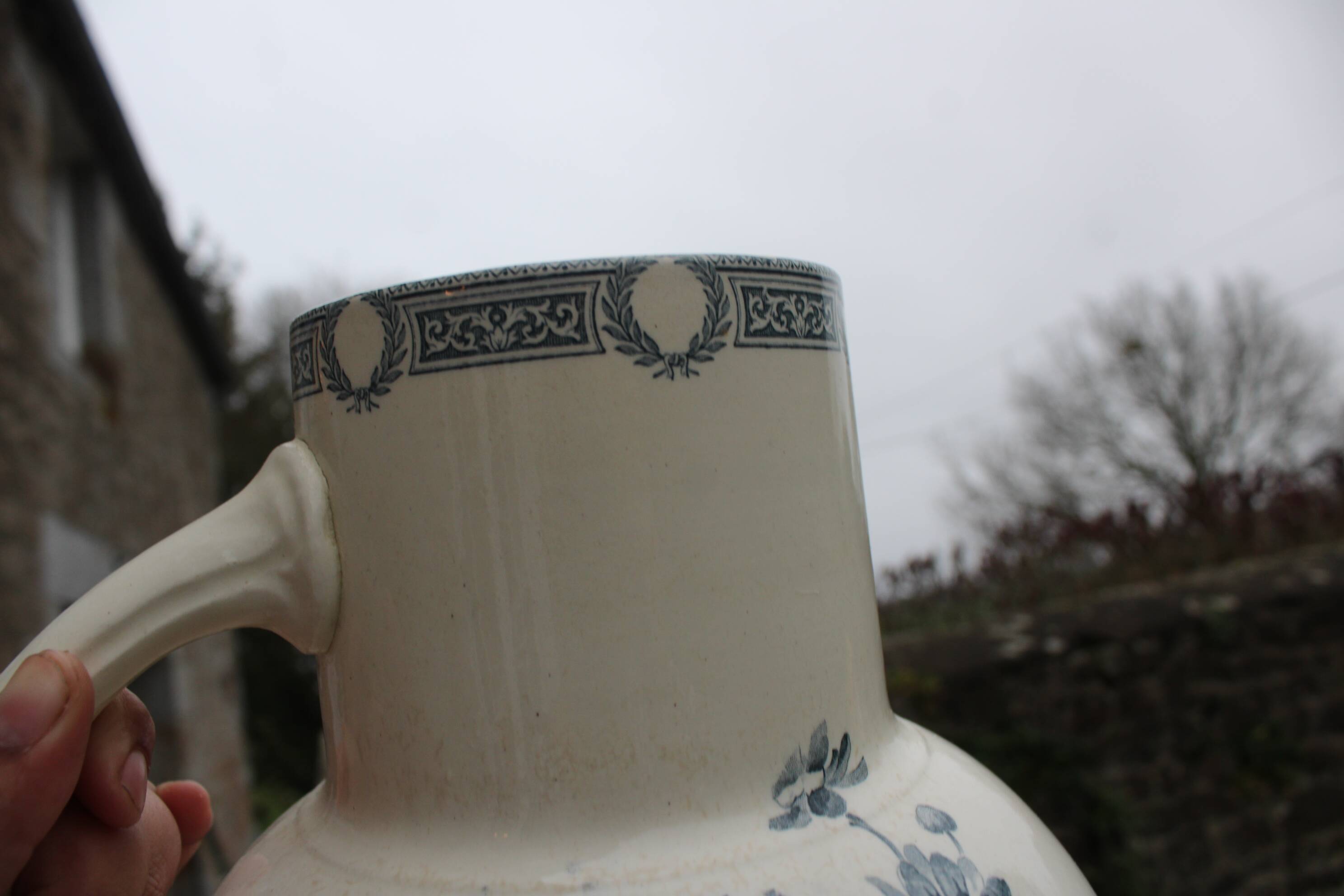 Broc de toilette ancien en faïence Terre de Fer – Salins – décor Marguerite