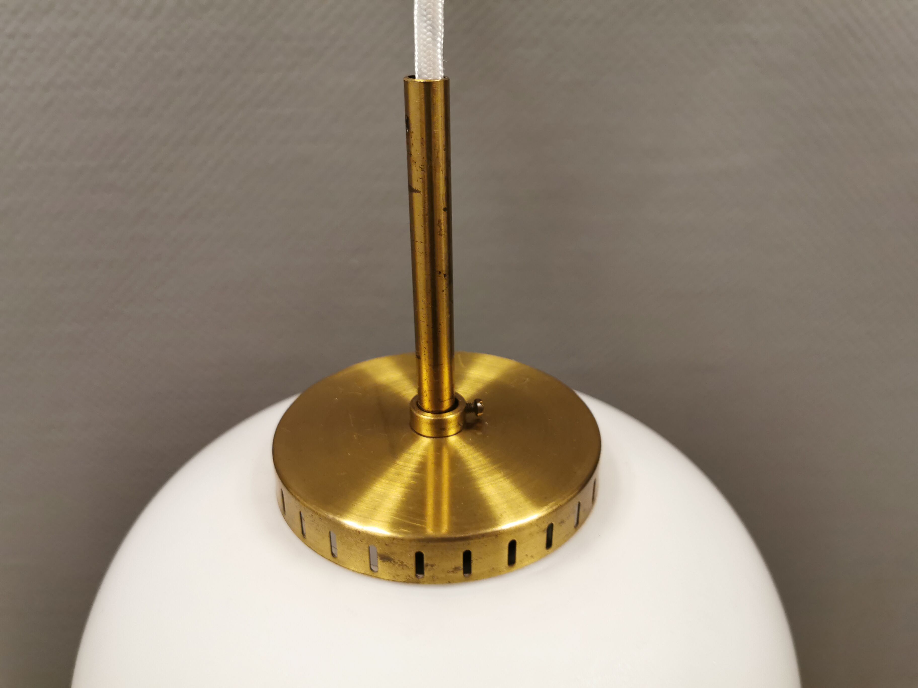 Suspension en porcelaine en verre opale blanc, conçu par Bent Karlby pour Danish Lyfa dans les années 1960-1970