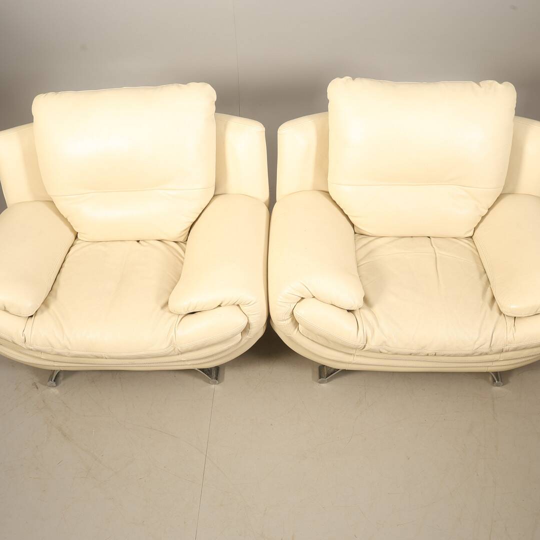 Paire de fauteuils contemporains en similicuir
