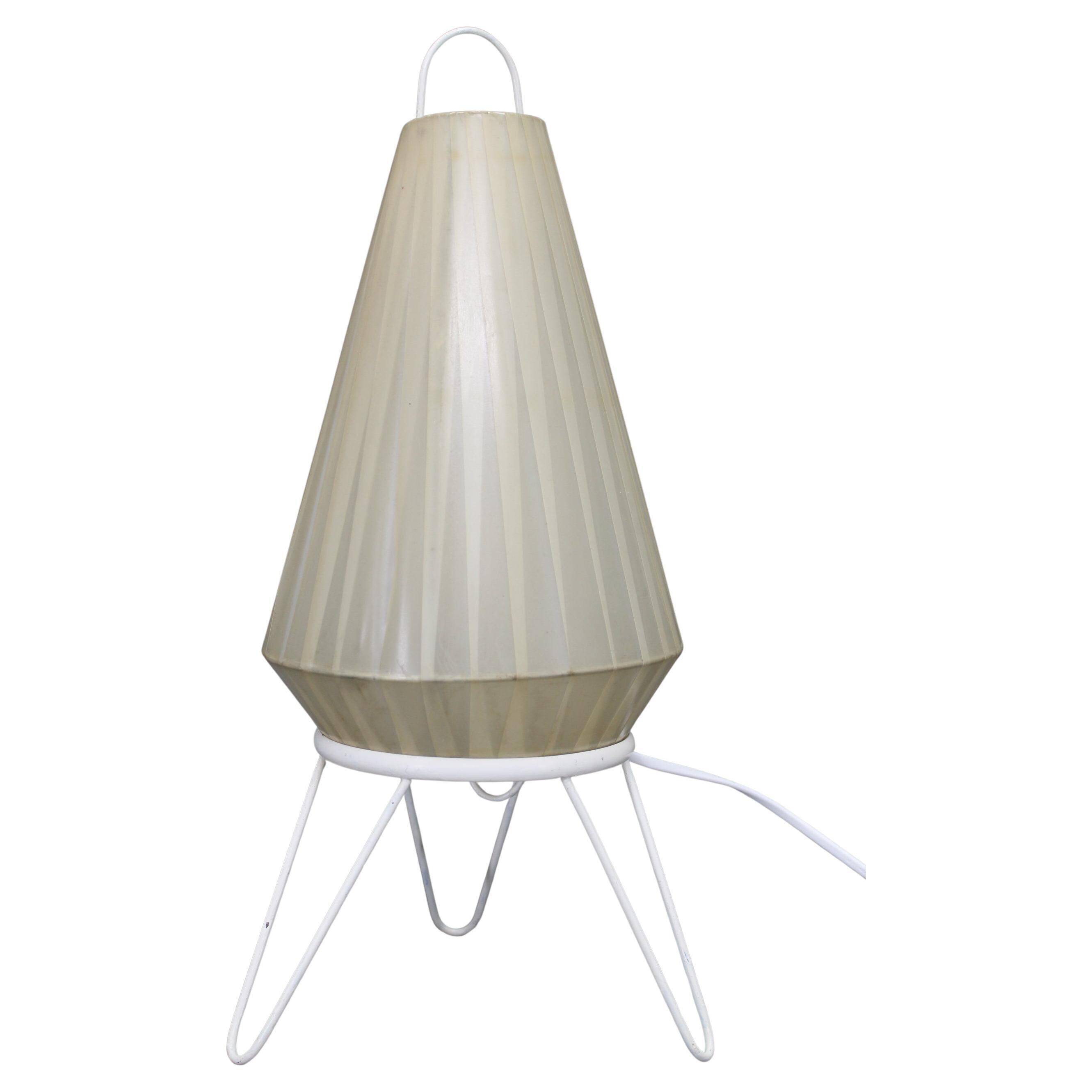 Lampe de table tchécoslovaque des années 1960 avec abat-jour en plastique.