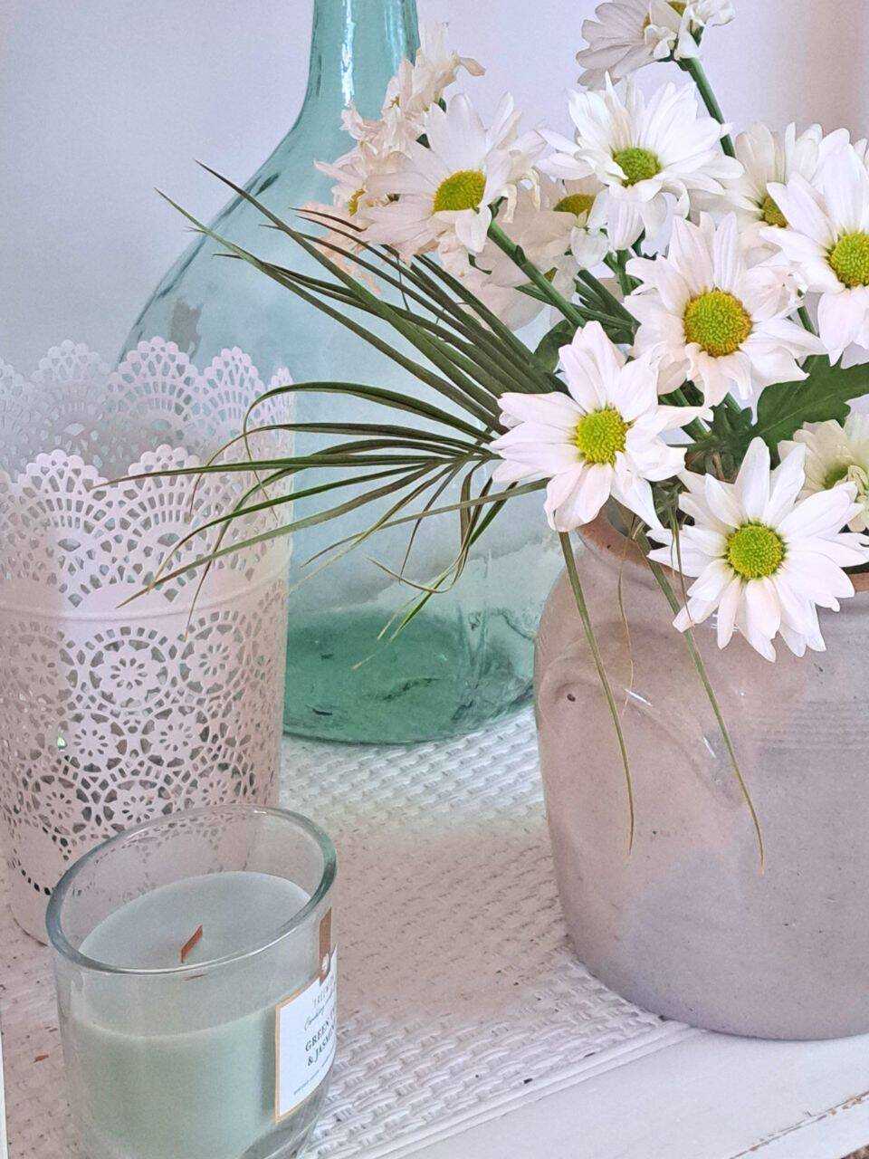 Console table in wood and white rattan