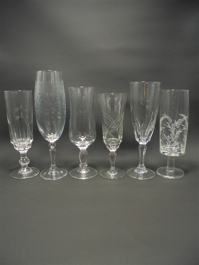 Ensemble dépareillé de 6 flûtes à champagne