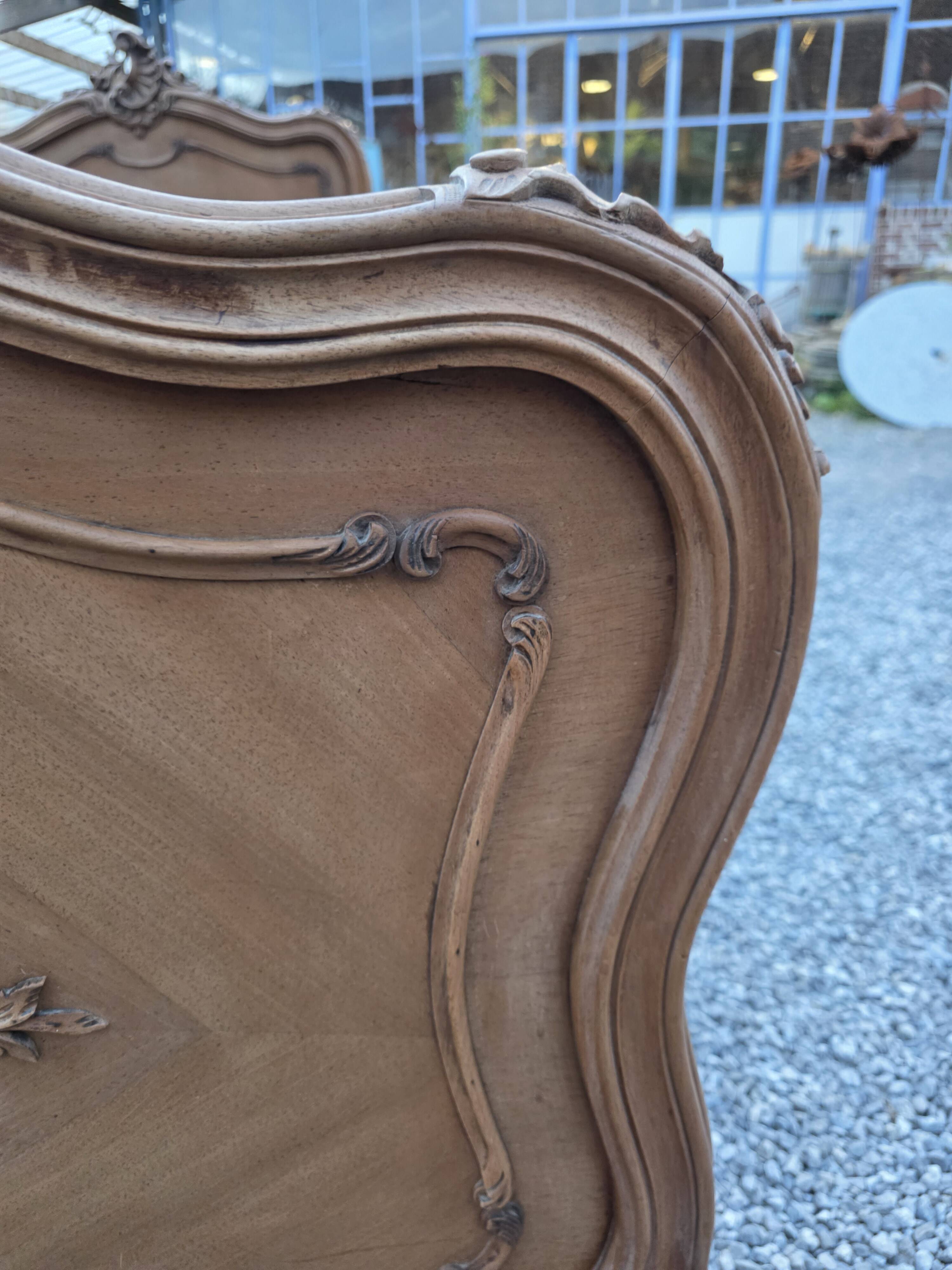 Lit style Louis XV en noyer (1 personne)