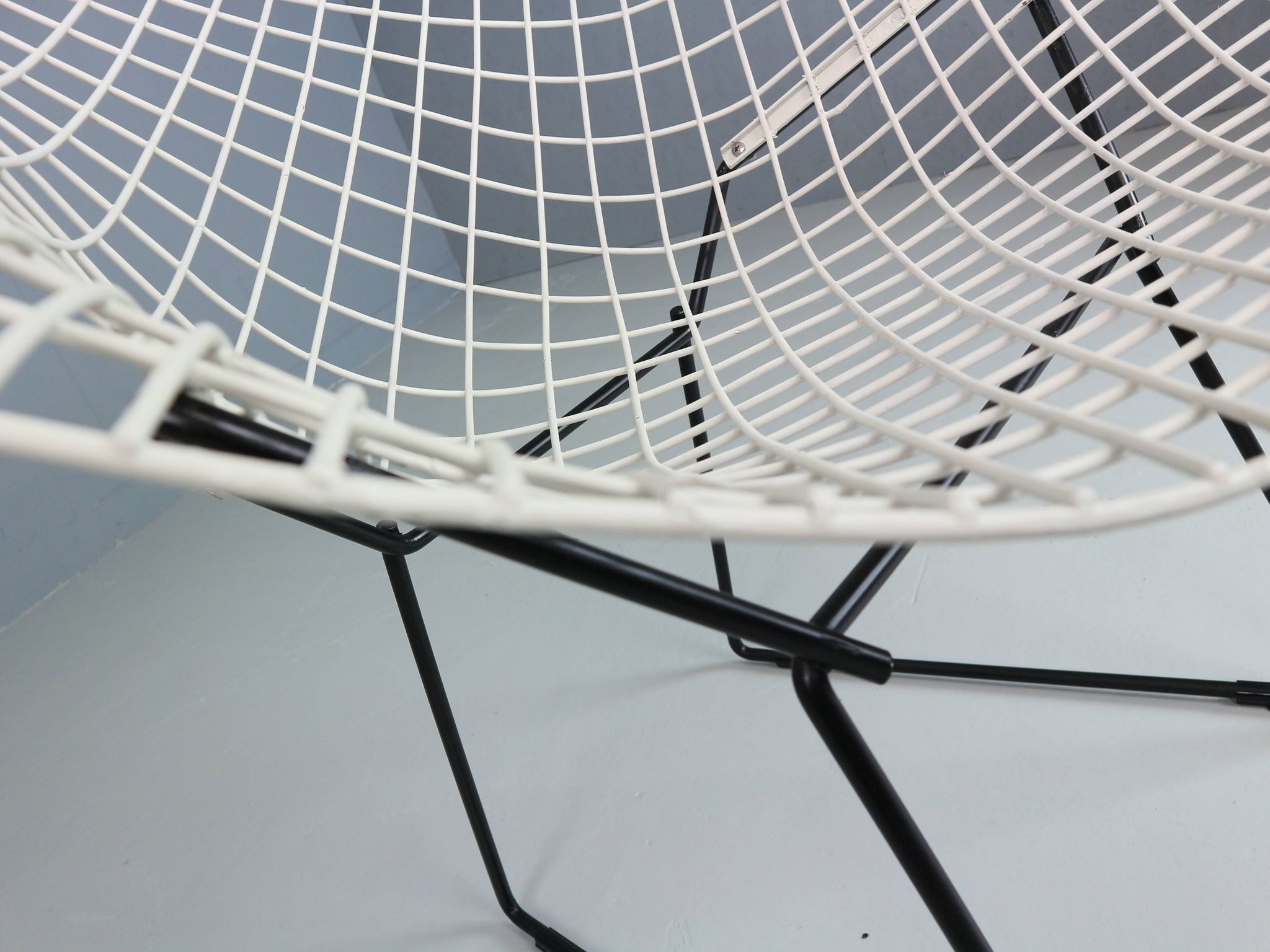 Set of two Diamond chair by Harry Bertoia in white & black metal. 1960s