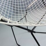 Set of two Diamond chair by Harry Bertoia in white & black metal. 1960s