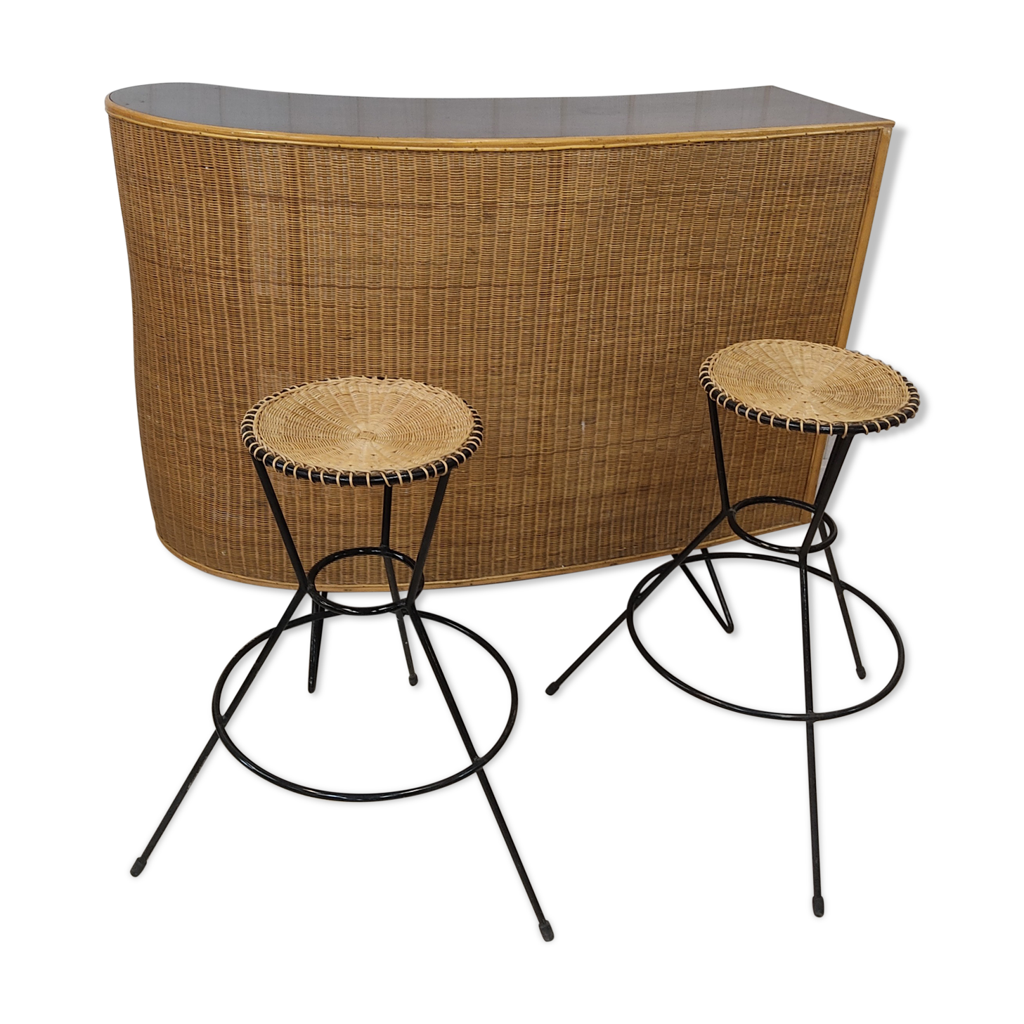 Vintage wicker bar and its two stools