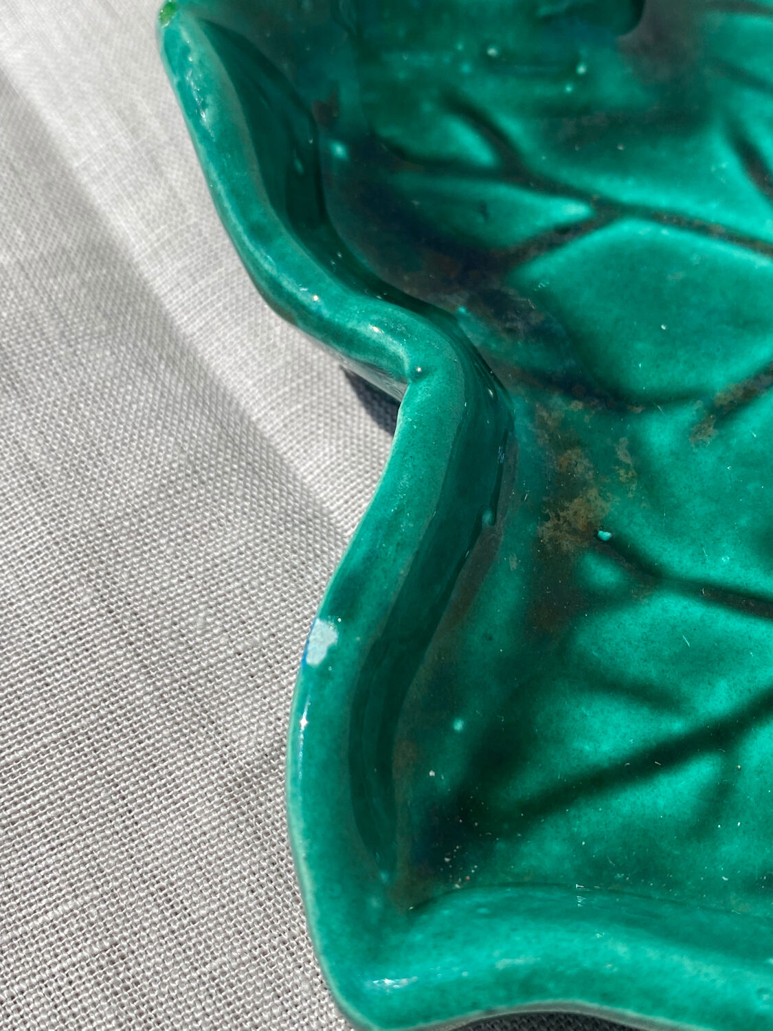 Vallauris leaf-shaped slip cup